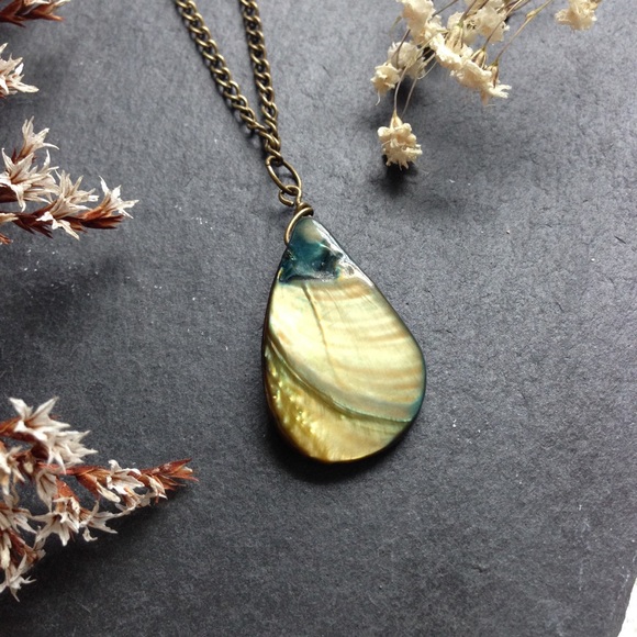 Teardrop Shell Necklace - Picture 3 of 6
